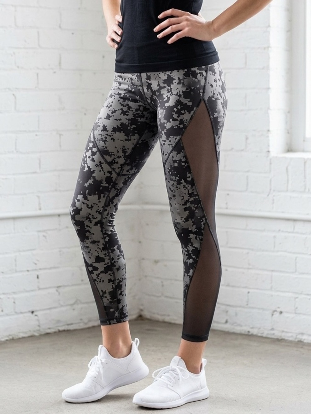 Under Armour HeatGear Compression Leggings Gray Camo Mesh Panels Medium